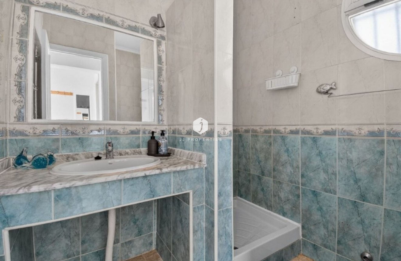 Z drugiej ręki - Szalet -
Torrevieja - Los altos