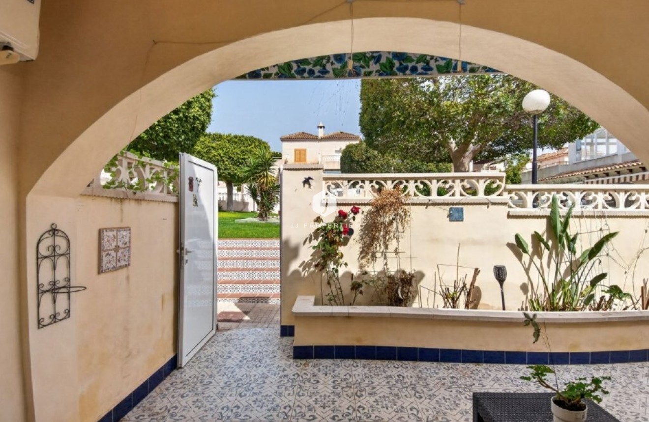 Z drugiej ręki - Szalet -
Torrevieja - Los altos