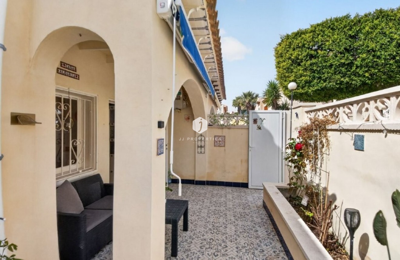 Z drugiej ręki - Szalet -
Torrevieja - Los altos
