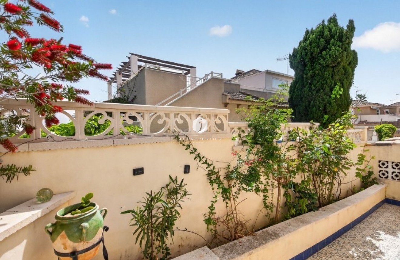 Z drugiej ręki - Szalet -
Torrevieja - Los altos
