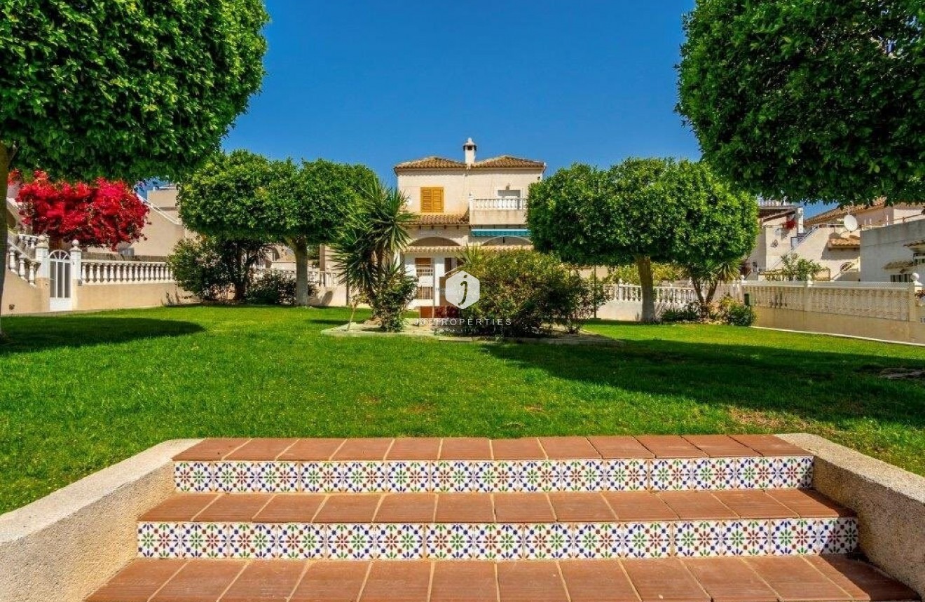 Z drugiej ręki - Szalet -
Torrevieja - Los altos