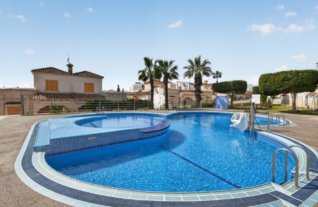 Z drugiej ręki - Szalet -
Torrevieja - Los altos