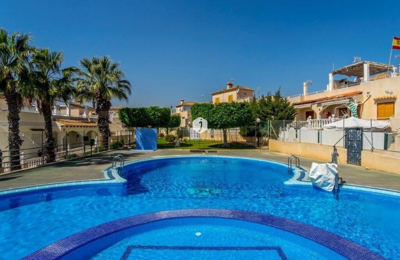 Z drugiej ręki - Szalet -
Torrevieja - Los altos