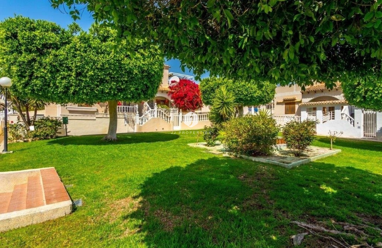 Z drugiej ręki - Szalet -
Torrevieja - Los altos