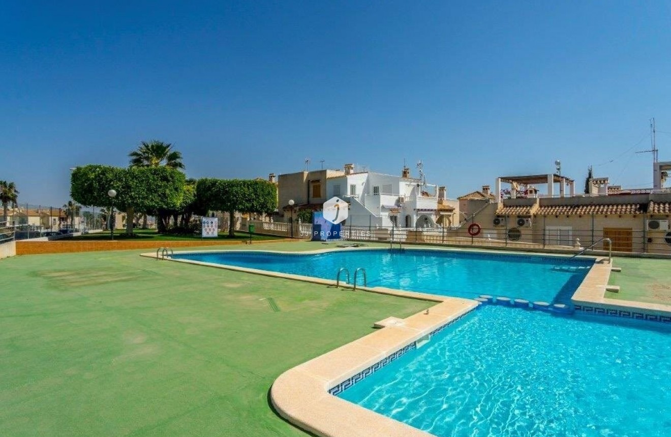 Z drugiej ręki - Szalet -
Torrevieja - Los altos
