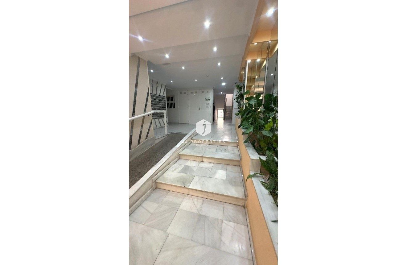 Z drugiej ręki - Mieszkanie w bloku -
Torrevieja - Acequion