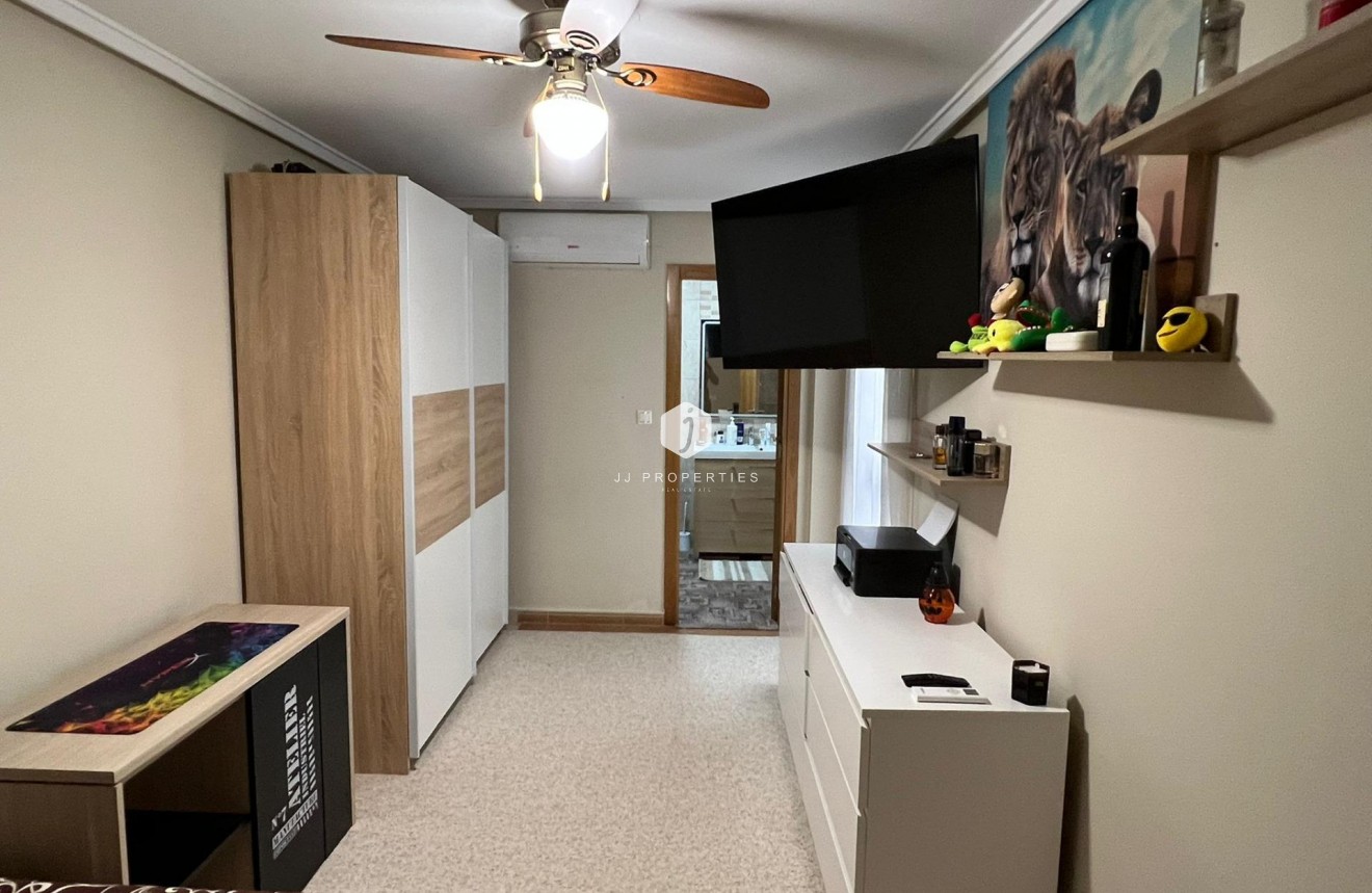 Resale - Apartment / flat -
Torrevieja - Centro