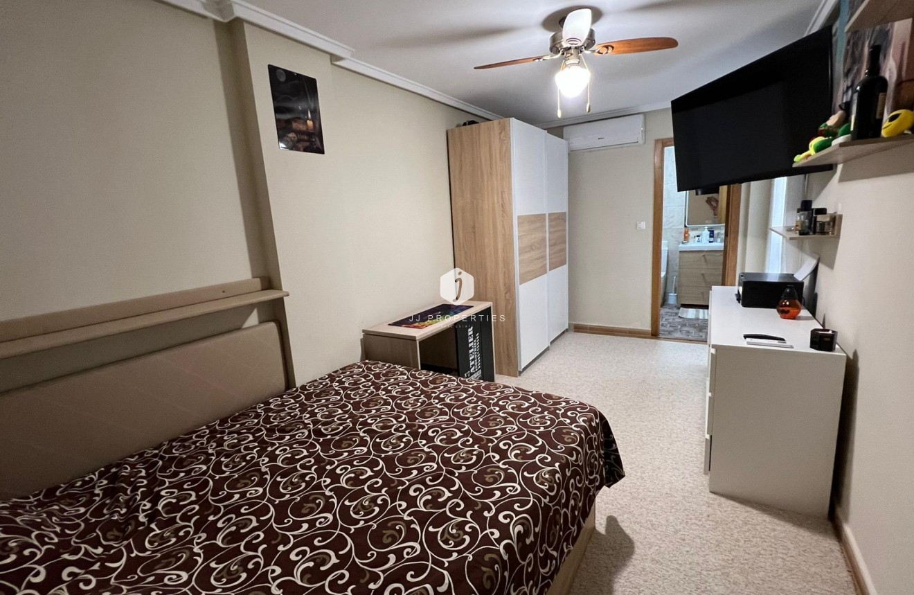 Resale - Apartment / flat -
Torrevieja - Centro