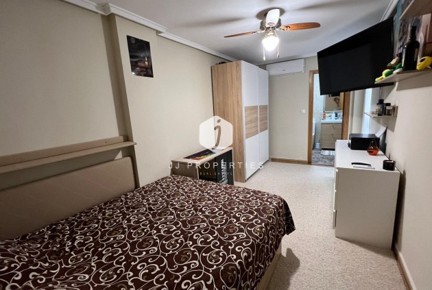 Resale - Apartment / flat -
Torrevieja - Centro
