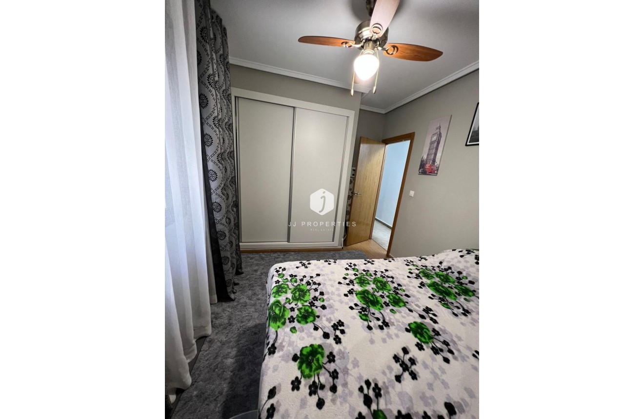 Resale - Apartment / flat -
Torrevieja - Centro