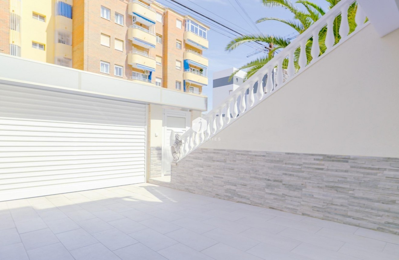 Resale - Chalet -
Torrevieja - Punta prima