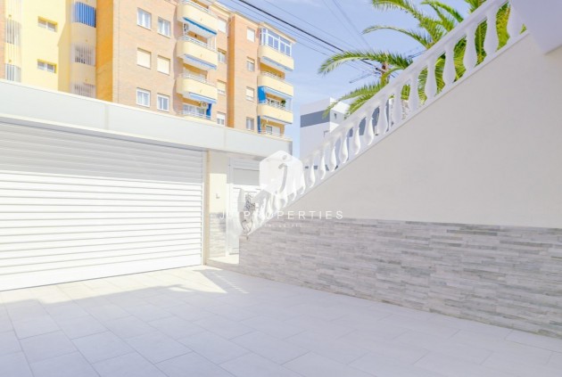 Resale - Chalet -
Torrevieja - Punta prima
