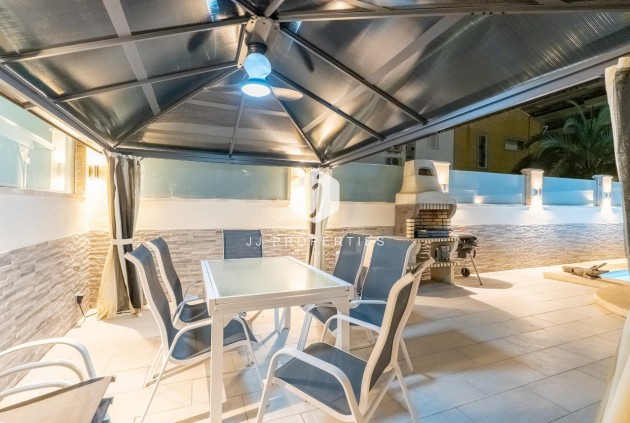 Resale - Chalet -
Torrevieja - Punta prima