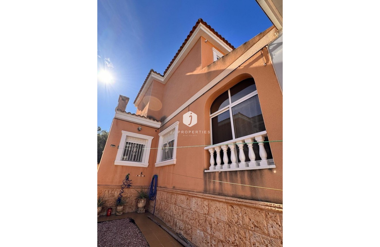 D'occasion - Villa -
Cox