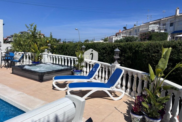 D'occasion - Chalet -
Torrevieja - Los Balcones