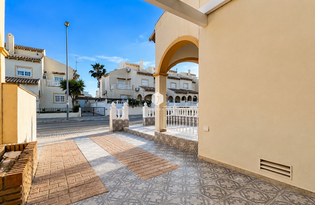 Resale - Chalet -
Orihuela Costa - Costa Blanca