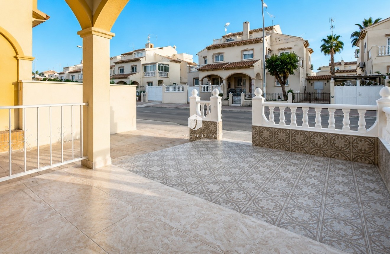 Resale - Chalet -
Orihuela Costa - Costa Blanca