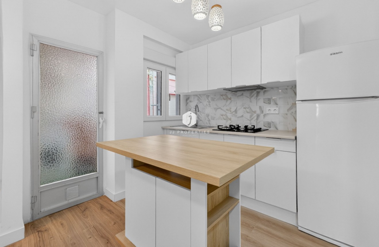 Resale - Apartment / flat -
Torrevieja - Centro