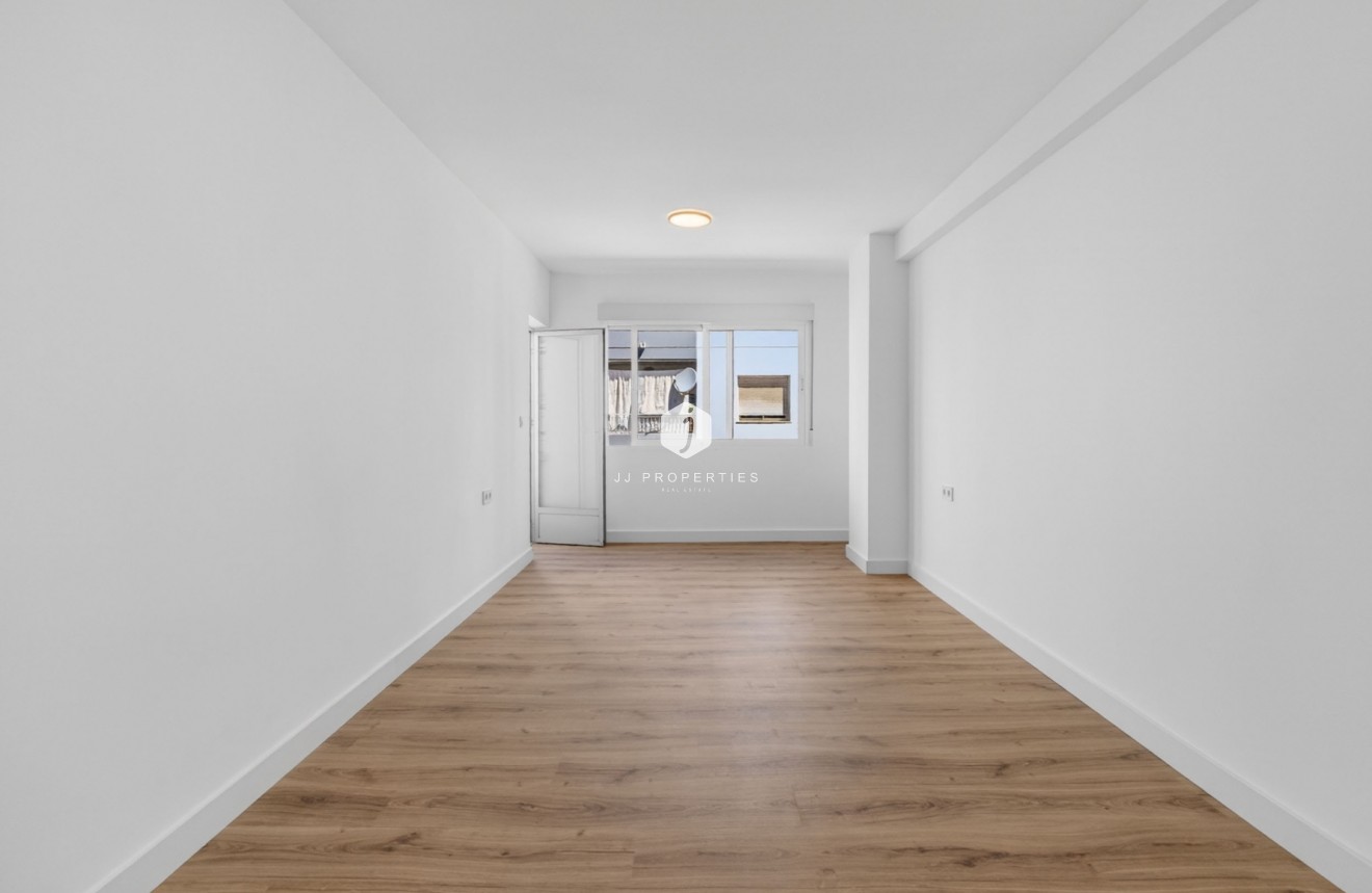 Resale - Apartment / flat -
Torrevieja - Centro