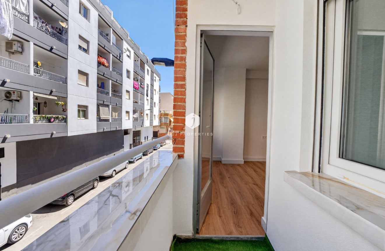 Resale - Apartment / flat -
Torrevieja - Centro