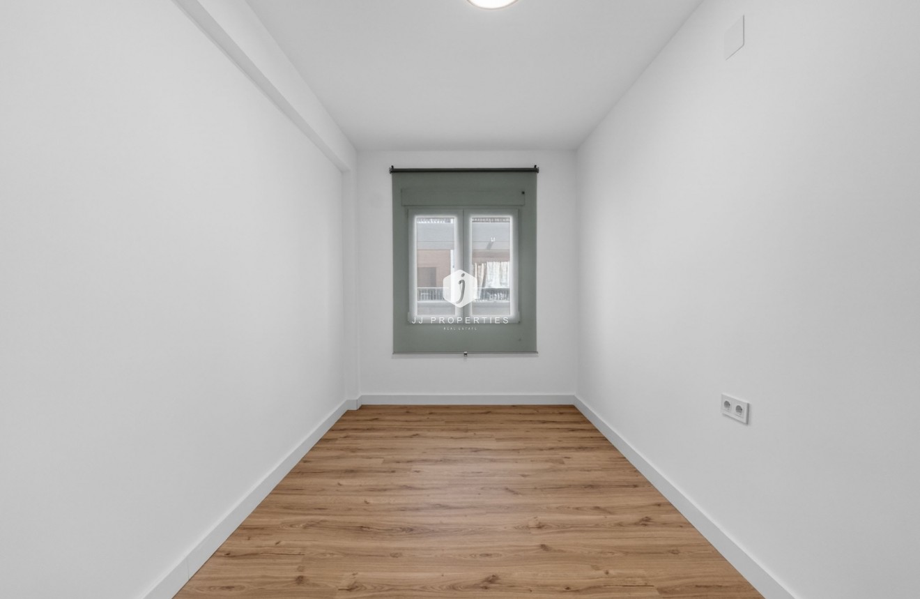Resale - Apartment / flat -
Torrevieja - Centro
