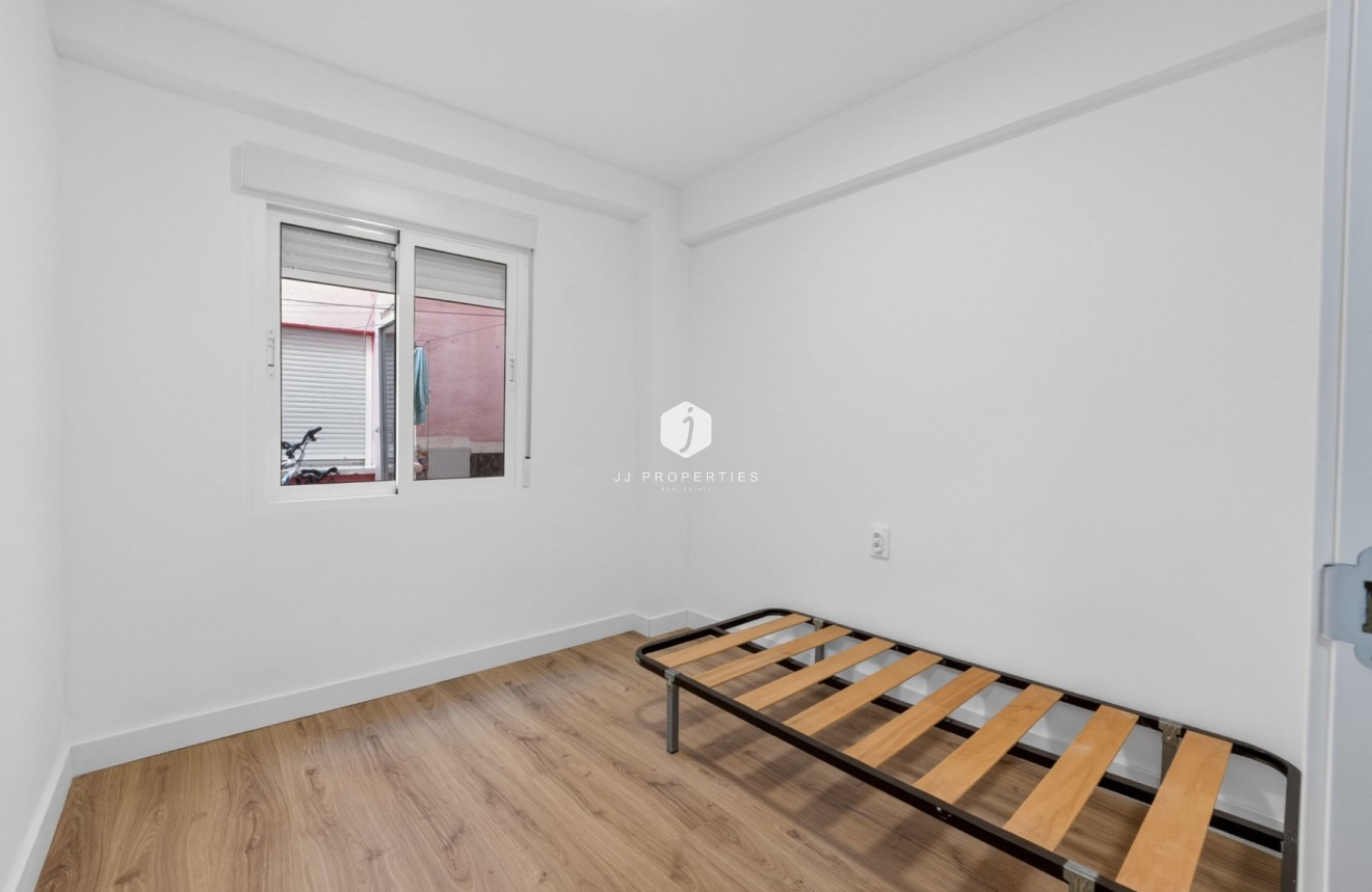 Resale - Apartment / flat -
Torrevieja - Centro