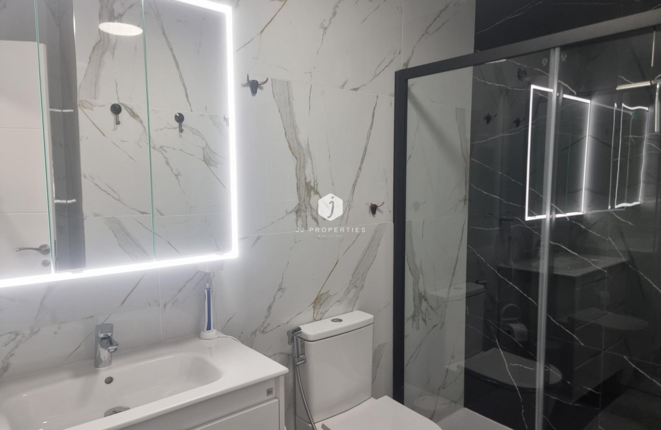 Resale - Apartment / flat -
Torrevieja - Playa de los Locos