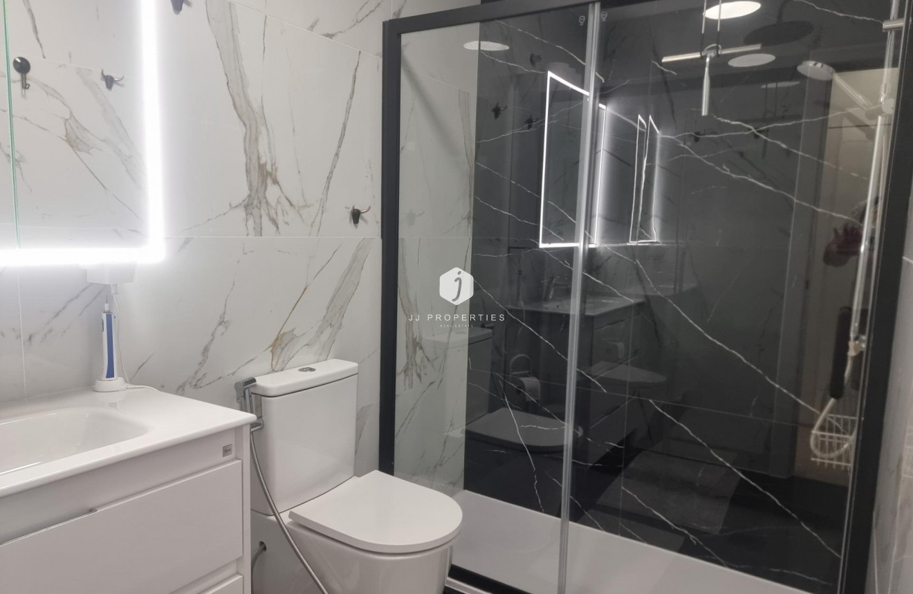 Resale - Apartment / flat -
Torrevieja - Playa de los Locos