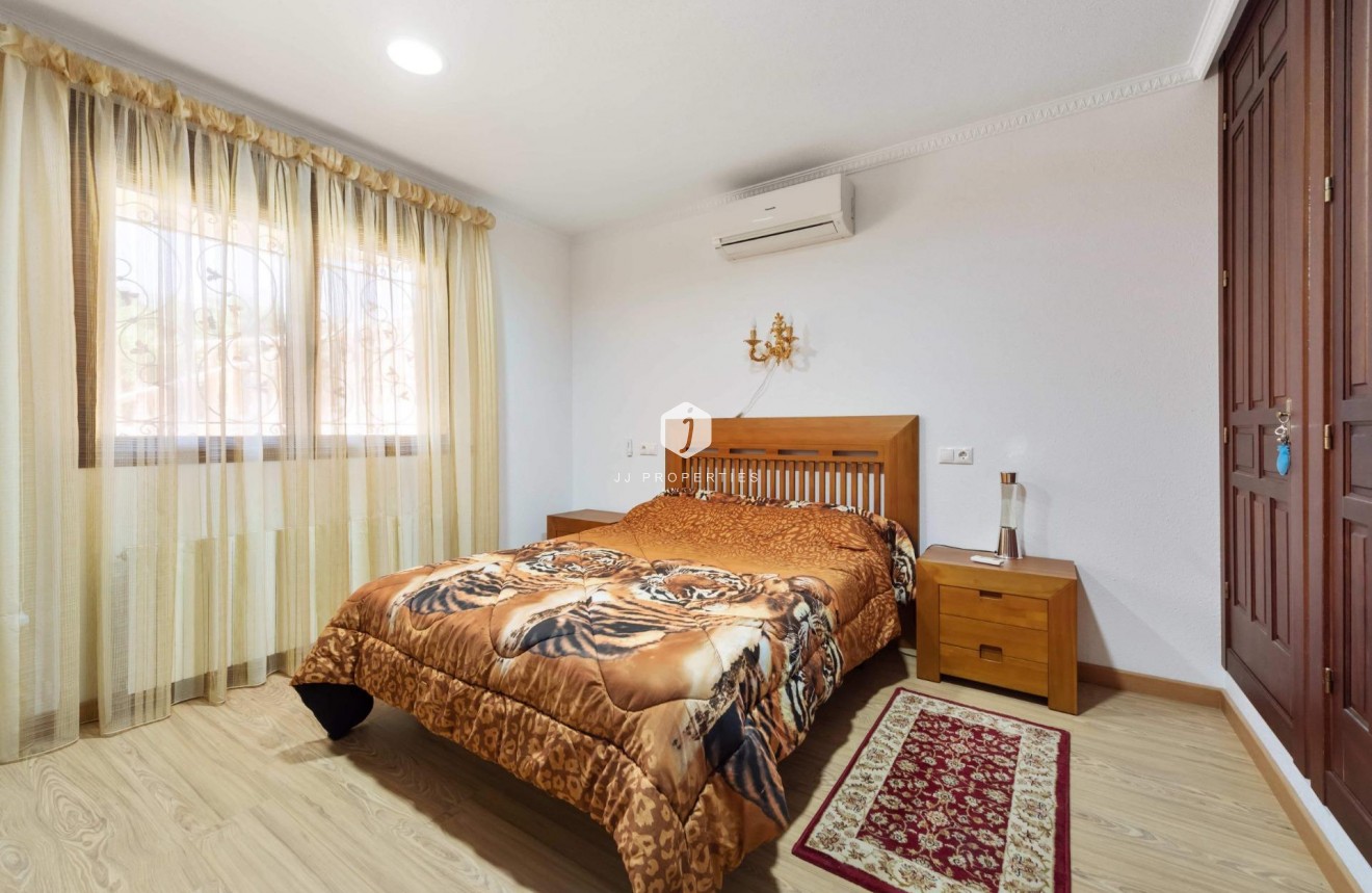 D'occasion - Villa -
Orihuela Costa - Costa Blanca