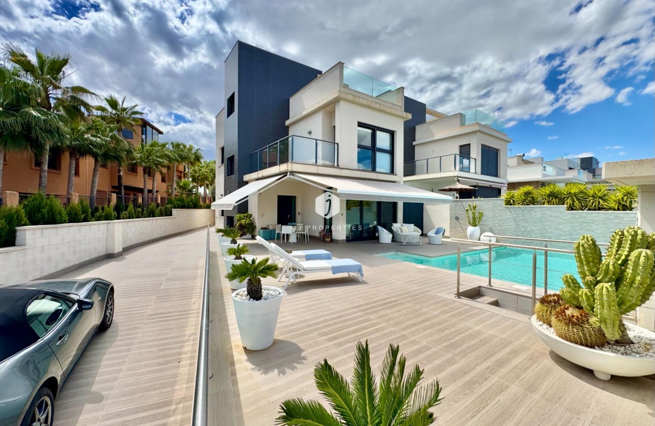 Resale - Villa -
San Miguel de Salinas - Bellavista