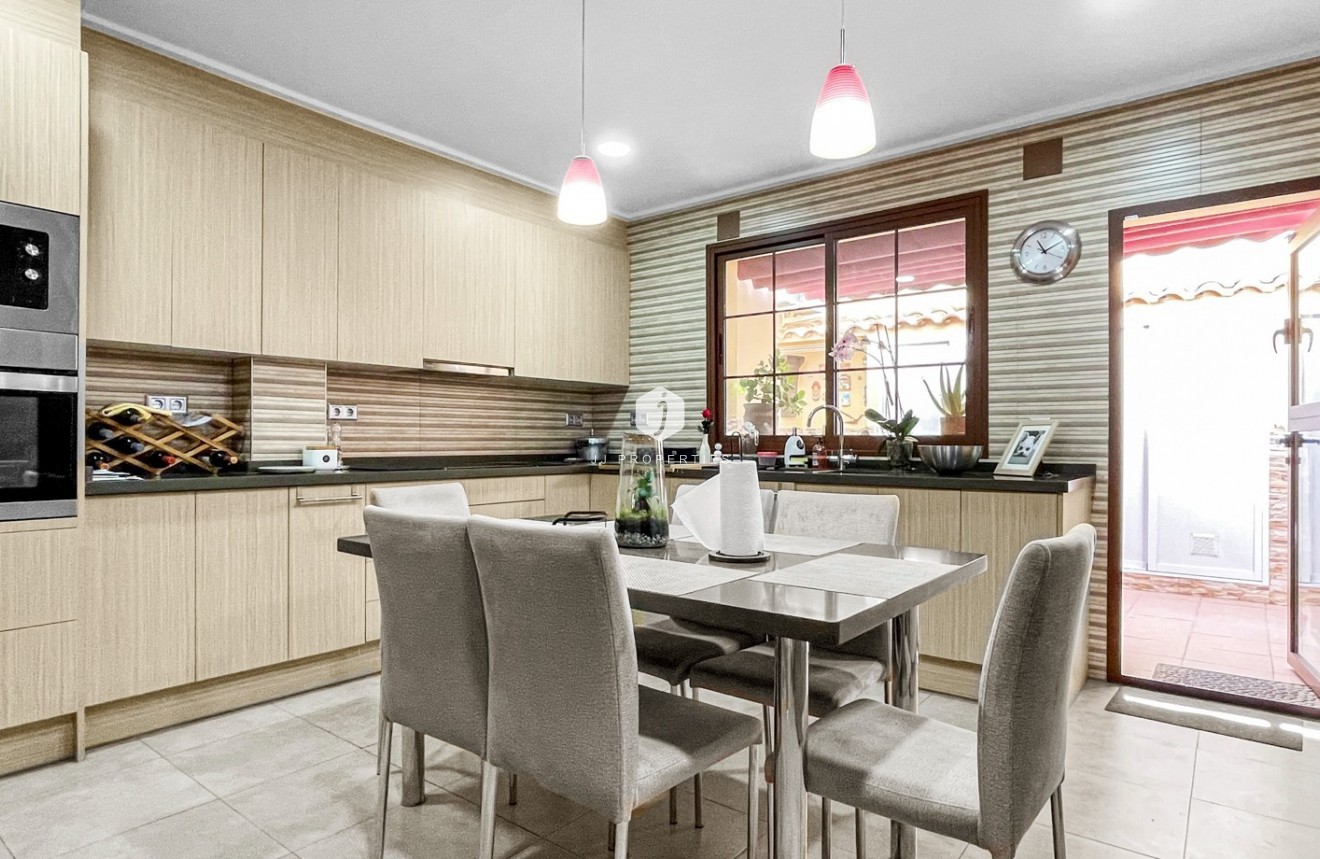 Resale - Chalet -
Torrevieja - Costa Blanca