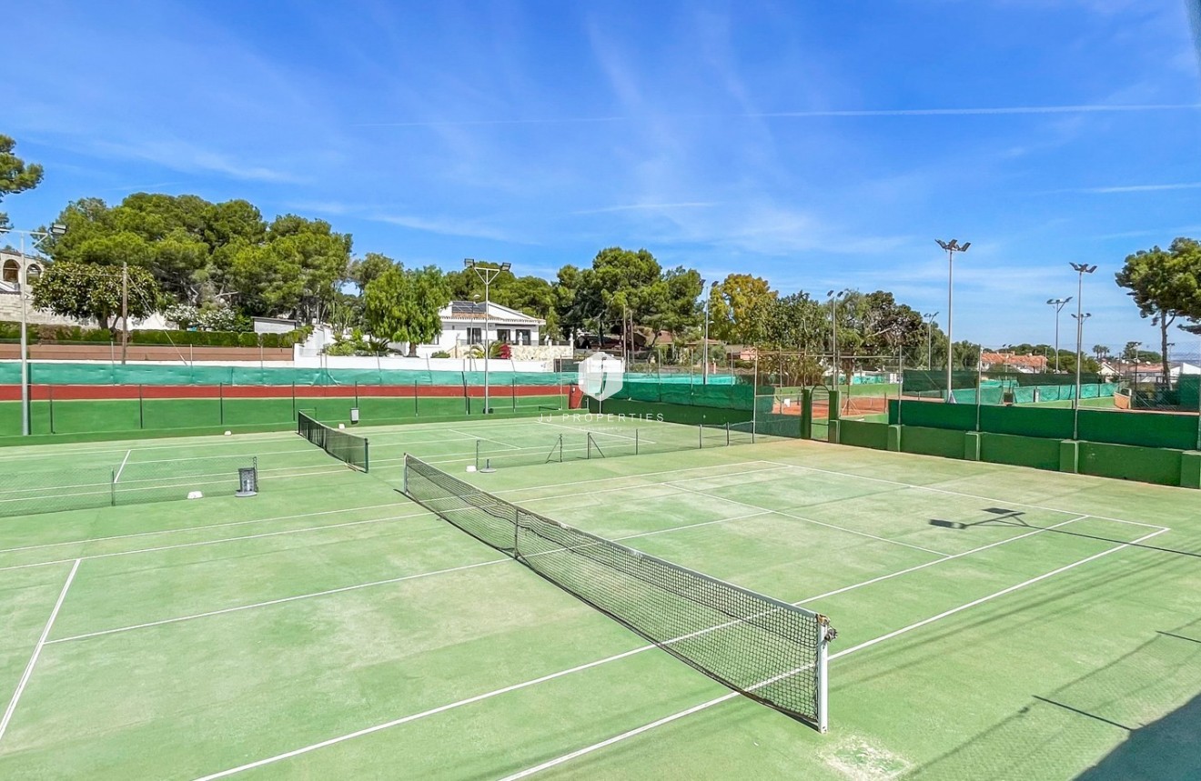 Resale - Chalet -
Torrevieja - Costa Blanca