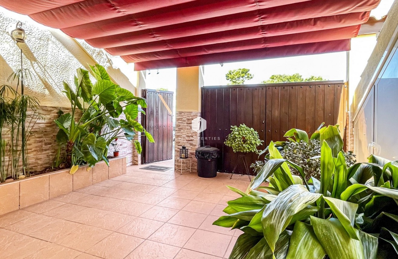 Resale - Chalet -
Torrevieja - Costa Blanca