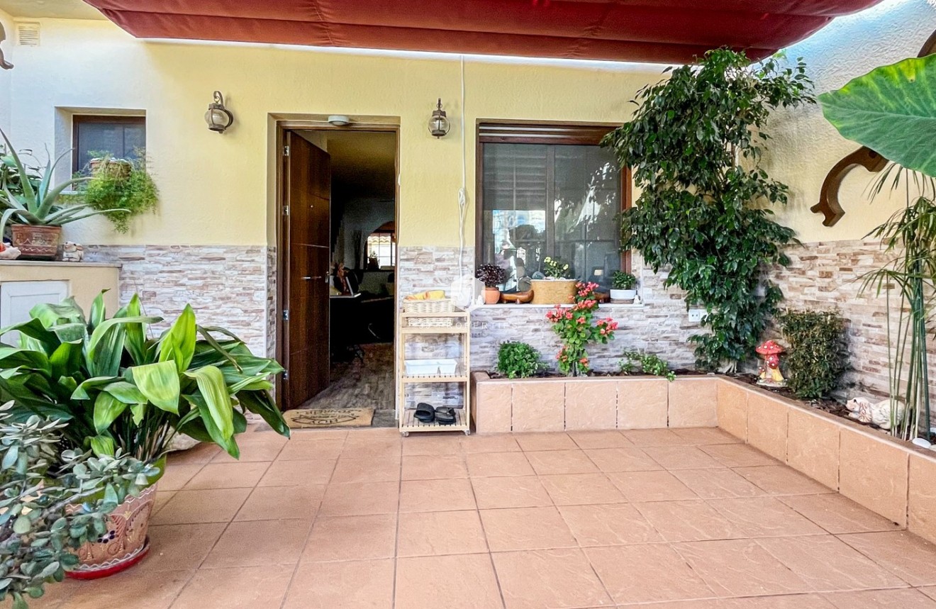 Resale - Chalet -
Torrevieja - Costa Blanca