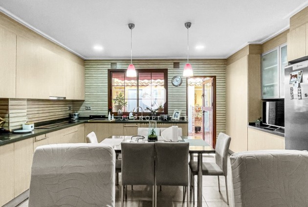 Resale - Chalet -
Torrevieja - Costa Blanca