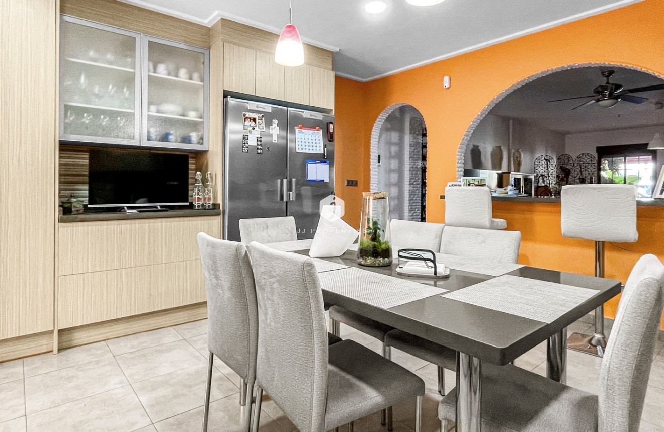 Resale - Chalet -
Torrevieja - Costa Blanca