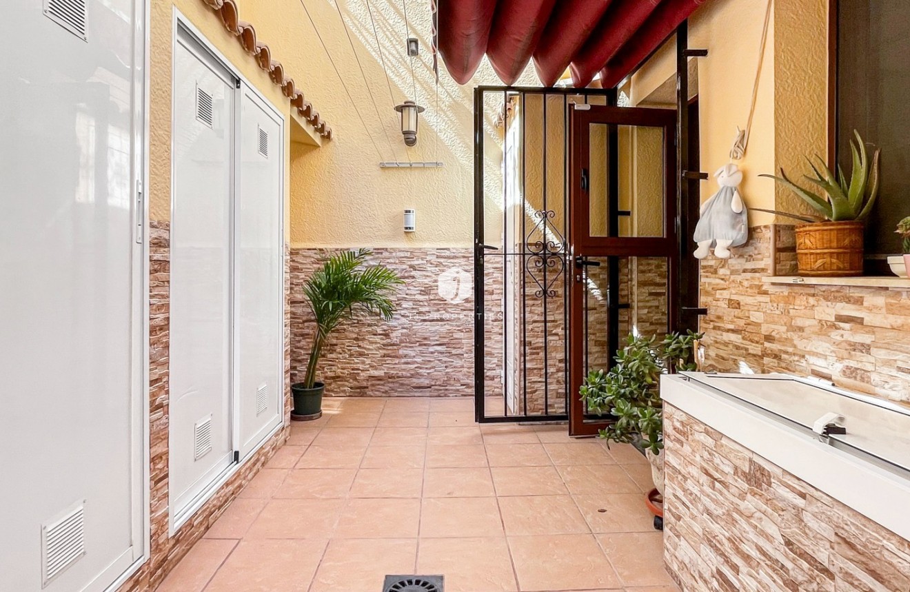 Resale - Chalet -
Torrevieja - Costa Blanca
