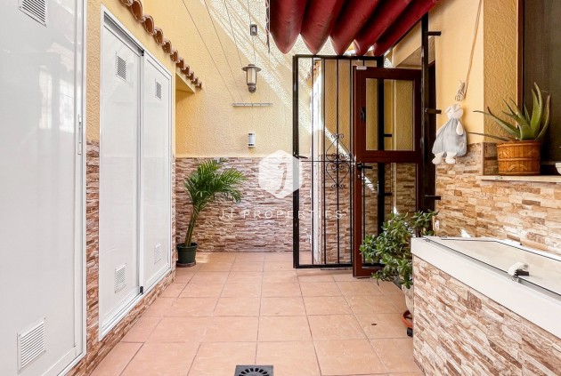 Resale - Chalet -
Torrevieja - Costa Blanca