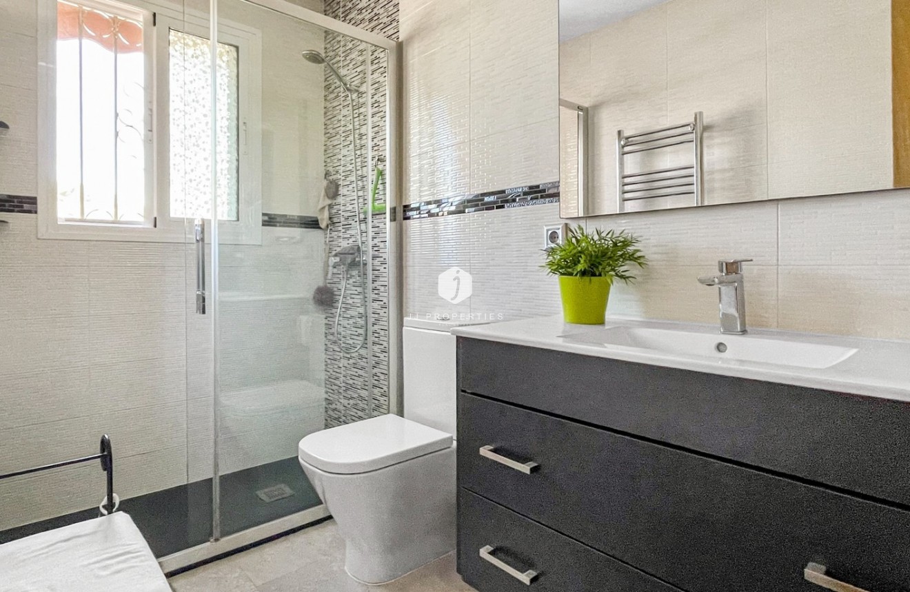 Resale - Chalet -
Torrevieja - Costa Blanca