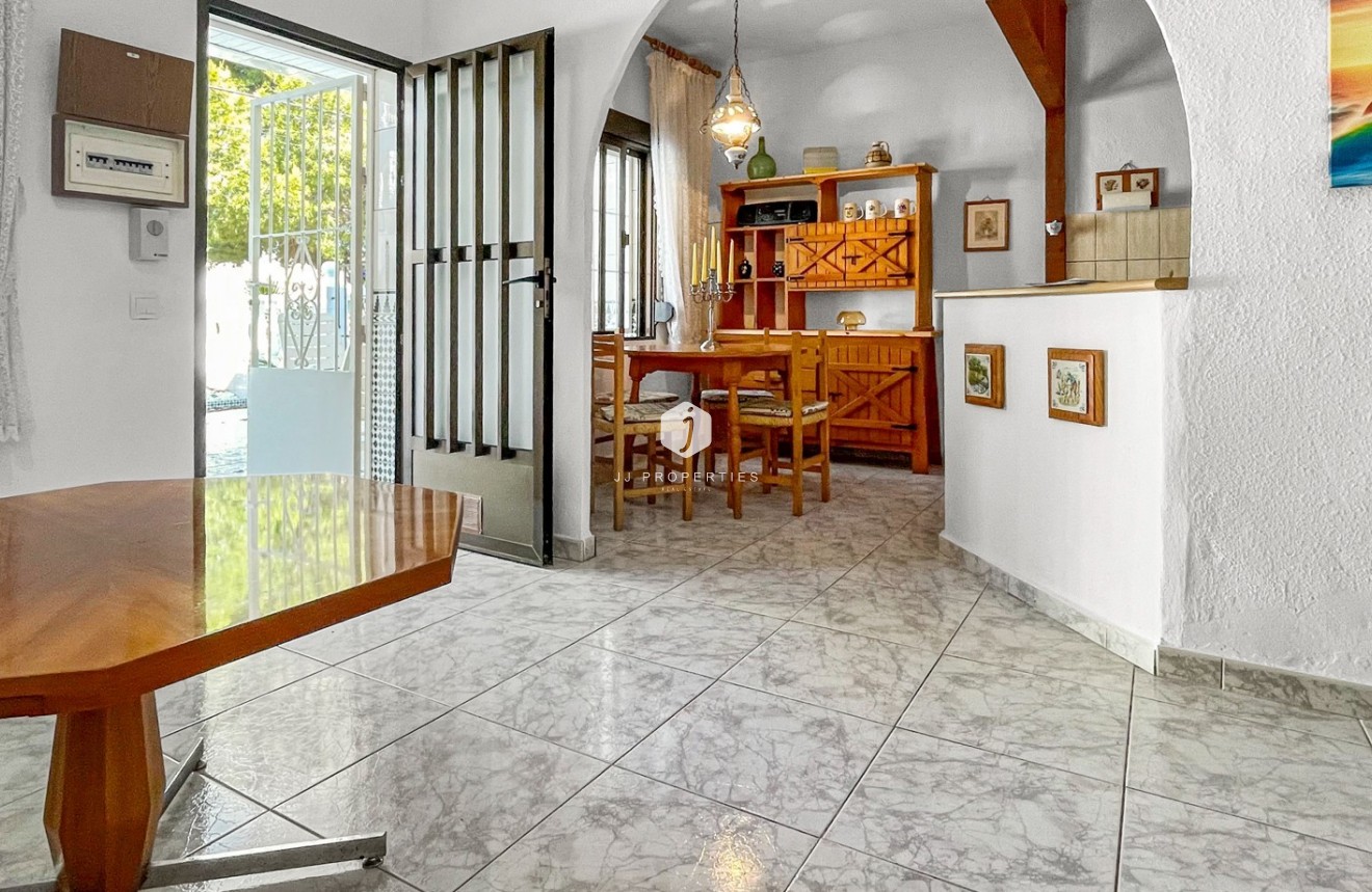 Resale - Chalet -
Torrevieja - Costa Blanca