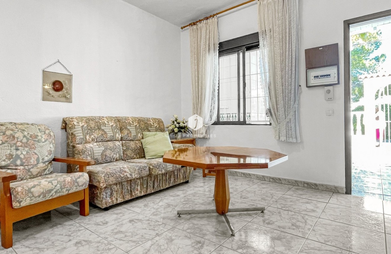 Resale - Chalet -
Torrevieja - Costa Blanca