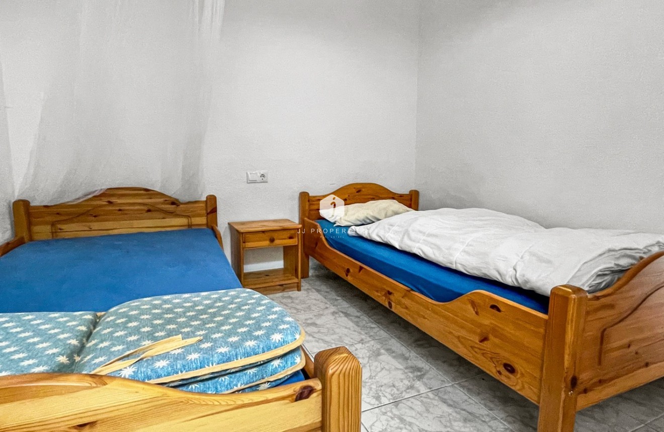 Resale - Chalet -
Torrevieja - Costa Blanca