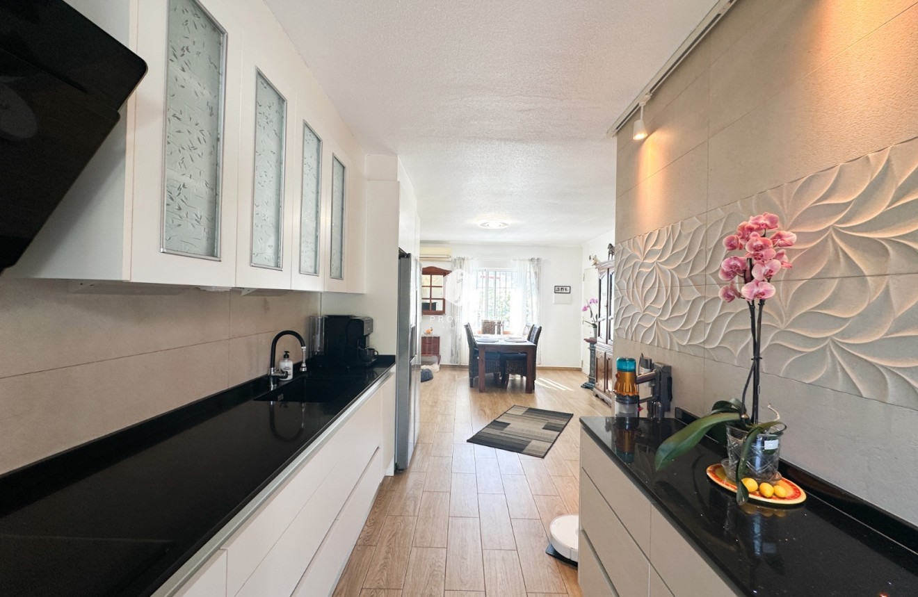 Resale - Chalet -
Torrevieja - Costa Blanca