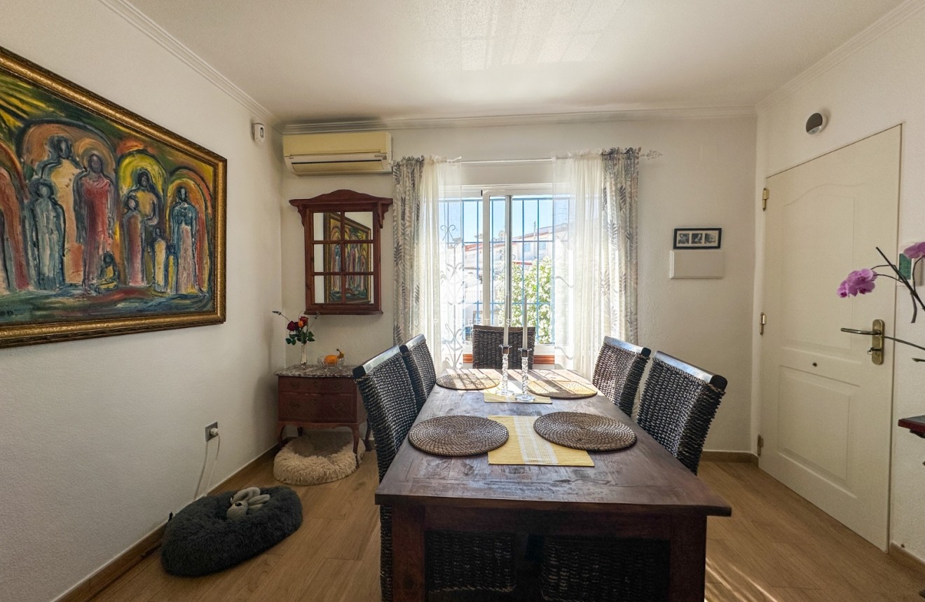 Resale - Chalet -
Torrevieja - Costa Blanca