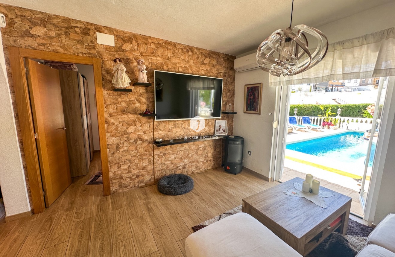 Resale - Chalet -
Torrevieja - Costa Blanca