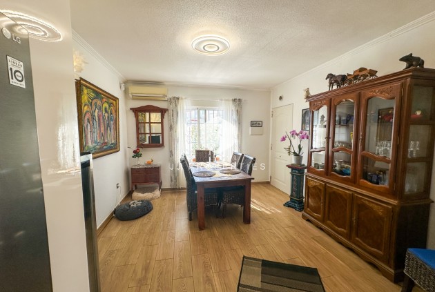 Resale - Chalet -
Torrevieja - Costa Blanca