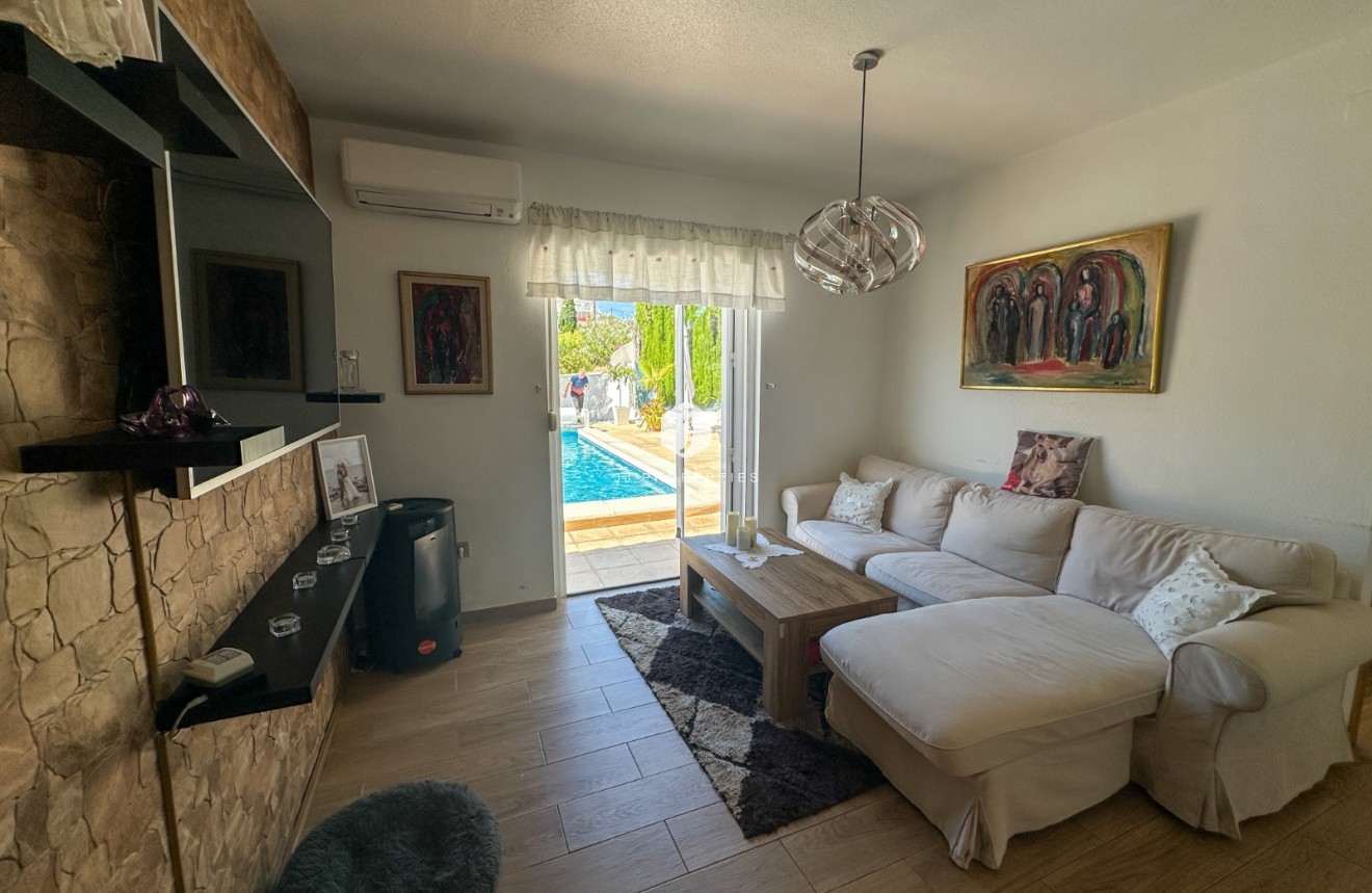 Resale - Chalet -
Torrevieja - Costa Blanca