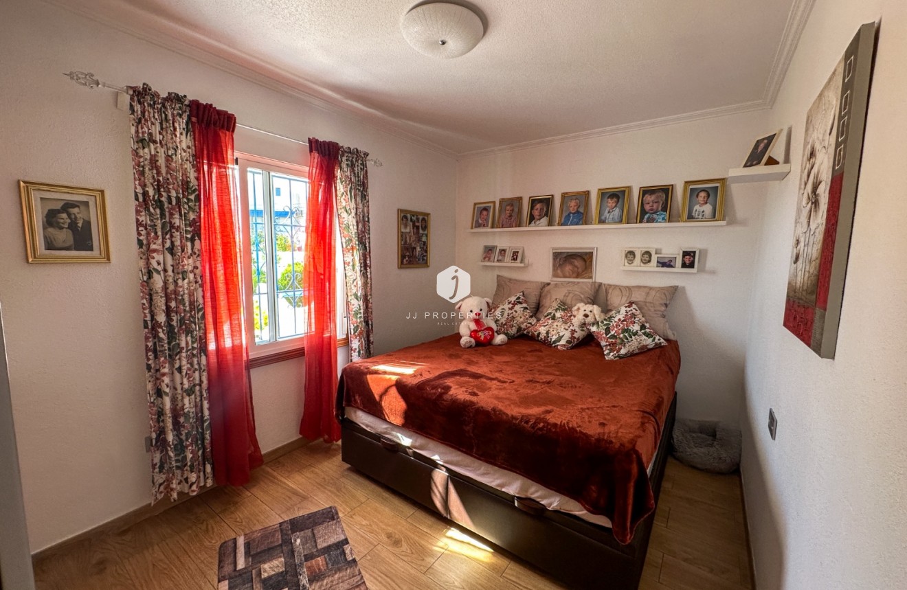 Resale - Chalet -
Torrevieja - Costa Blanca