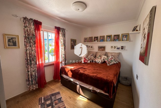 Resale - Chalet -
Torrevieja - Costa Blanca