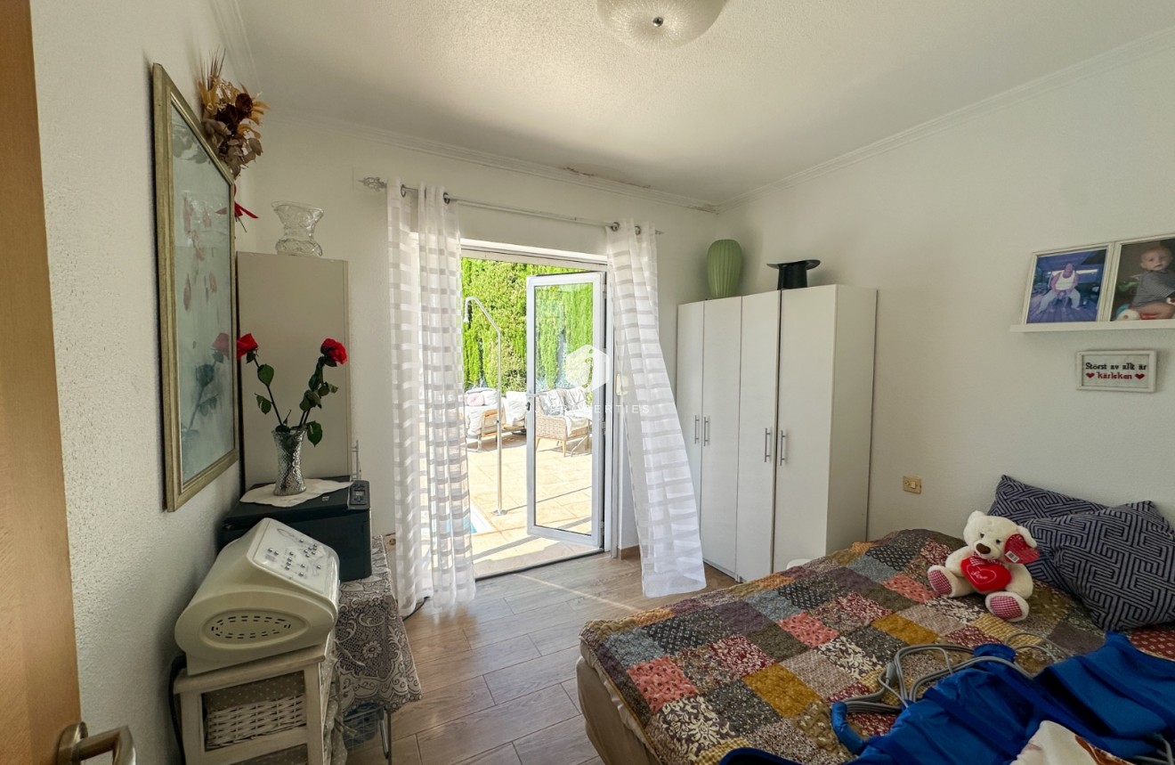Resale - Chalet -
Torrevieja - Costa Blanca